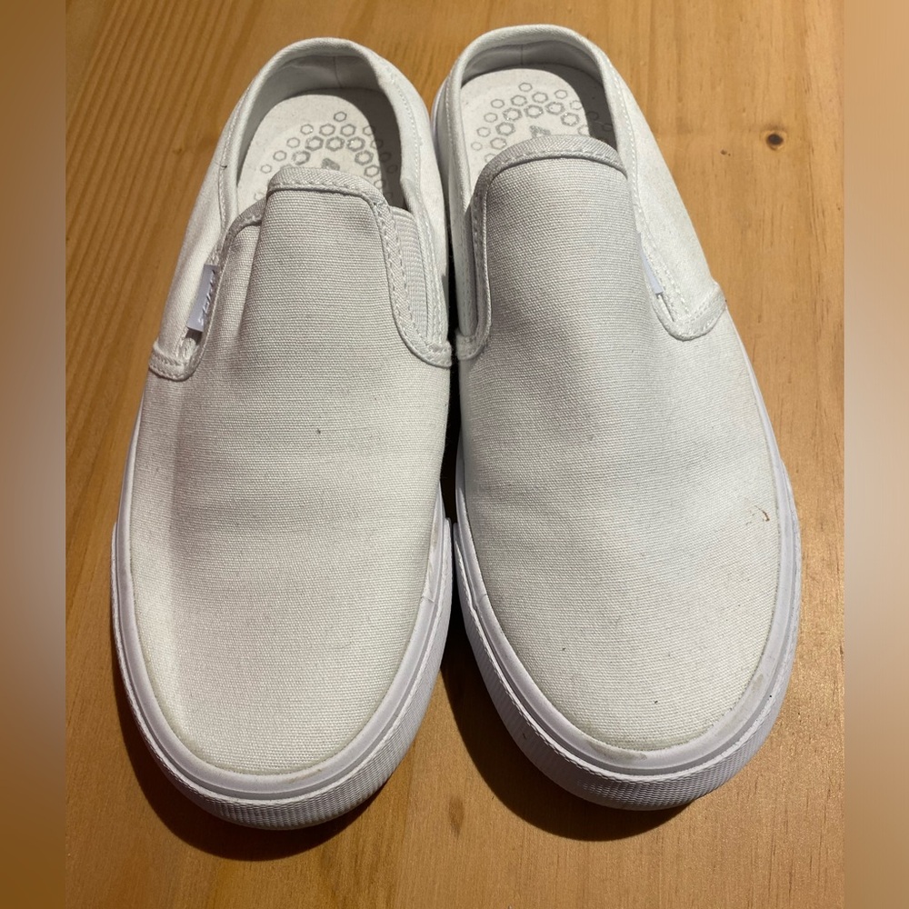 Women’s size 9 slip on Lugz sneakers